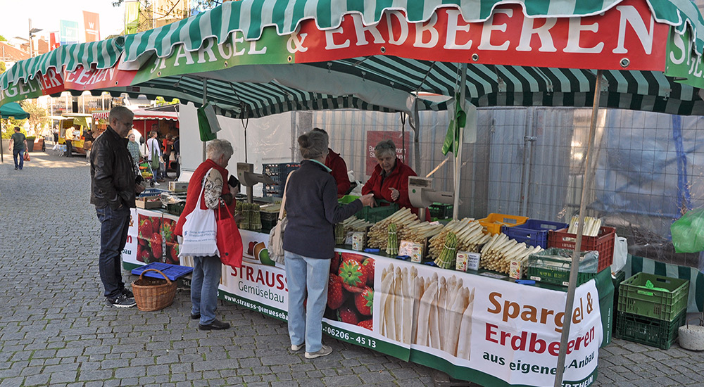 Spargel und Erdbeeren Marktstand Strauss Worms